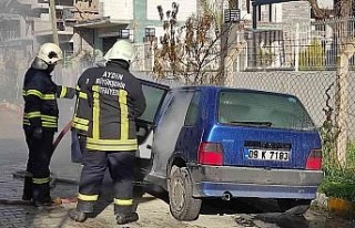 Park halindeki otomobil yandı