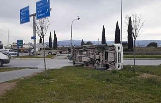 Söke’de otomobile çarpan kamyonet takla attı