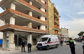 Aydın’da inşaat halindeki binadan yola düşen...