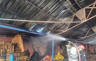 Çiftliğin damında yangın çıktı zirai aletler...