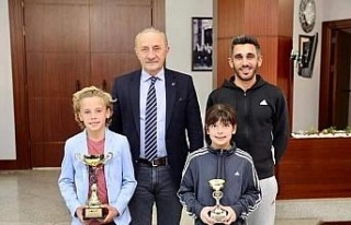 Didim Belediye Başkanı Atabay şampiyon tenisçileri...