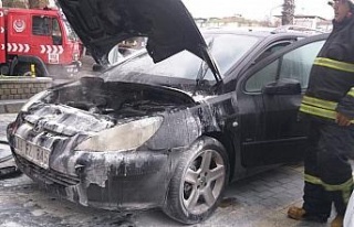 Efeler’deki araç yangını, itfaiye ekipleri tarafından...