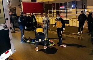 Kaza yapan aracın kırdığı taşlara çarparak...