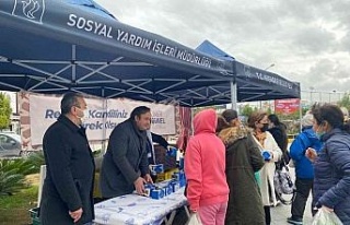 Kuşadası Belediyesi’nden Kandil Simidi ikramı