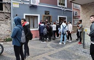 Kuşadası’nda liselilerin meydan kavgası kanlı...