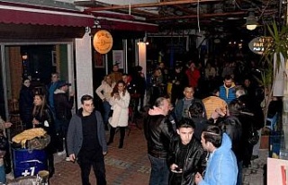 Kuşadası’nda yalnızlar partisi düzenlendi