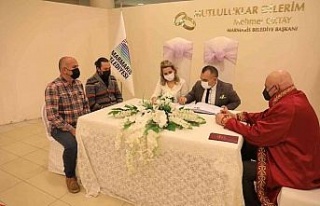 Mutluluğa özel tarihte evet dediler