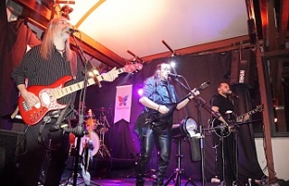 YENİ İZ DERNEĞİ DÜZENLEDİ; YARDIMSEVERLER KONSERLE...