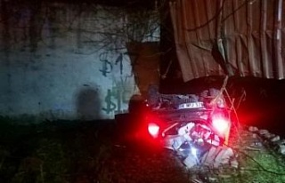 Araç içerisinde sıkışan iki yaralıyı itfaiye...