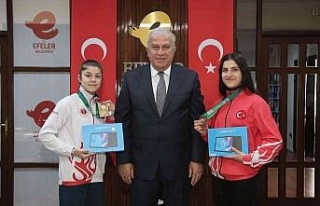 Başkan Atay’dan başarılı sporculara tablet hediyesi