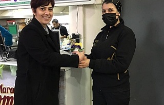 BAŞKAN EKİZ’DEN KADIN ESNAFA ÇİÇEKLİ KUTLAMA