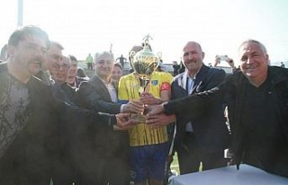 Başkan Ertürk, şampiyon Pamukörenspor’a kupasını...