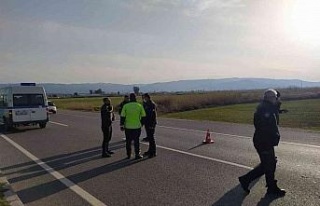 Eşiyle tartıştı, seyir halindeki arabadan atladı