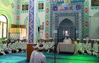 Hafızlar törenle cübbelerini giydi