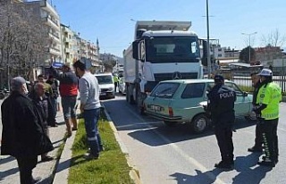 Kamyon önüne aldığı aracı metrelerce sürükledi