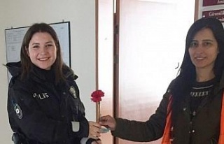 Kuyucak’ta Kadınlar Günü karanfillerle kutlandı