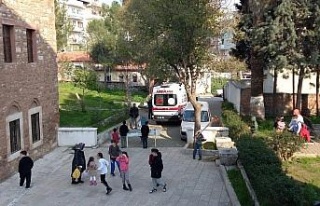 Madde bağımlısı şahıs, çocukların gözü önünde...