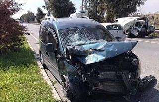 Söke’de yol kenarında duran araca çarptı: 2...