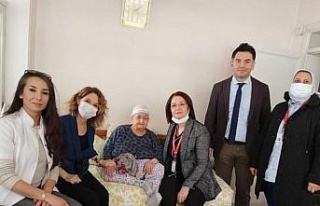 Yaşlıları evlerinde ziyaret ederek günlerini kutladılar