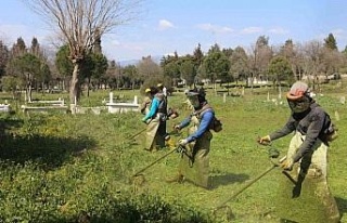 Efeler’de mezarlıklar temizleniyor