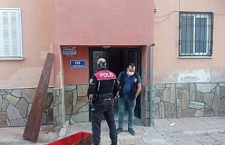 Evinde asılı halde bulundu