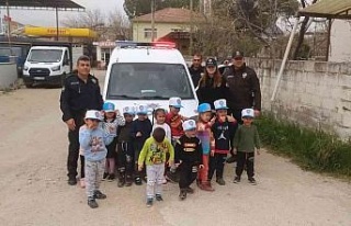 Köşk polisinden öğrencilere hediye