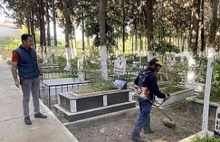 Kuşadası’nda mezarlıklar bayram ziyaretine hazır