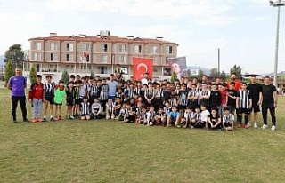 Nazilli Belediyespor’lu futbolcular genç sporcular...