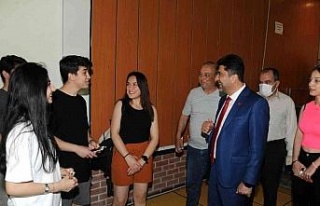 ADÜ Rektörü Aldemir, üniversite yemekhanesinde...