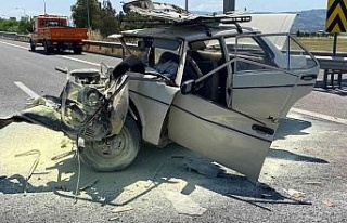 Bariyere çarpan otomobil hurdaya döndü