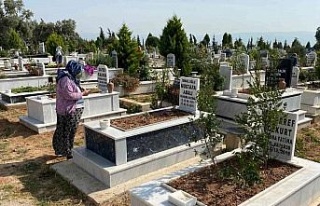 Bayram öncesi Aydın’da mezarlıklar ziyaretçilerle...