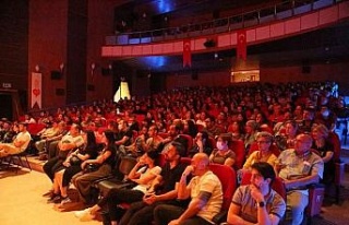 Efeler’in tiyatro oyununa vatandaşlar yoğun ilgi...