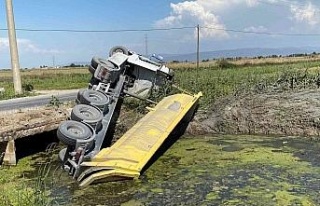 Söke’de kamyon sulama kanalına devrildi