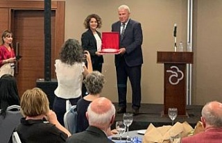 Başkan Atay’a özel ödül