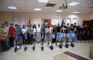 Başkan Çerçioğlu gençlere ödüllerini verdi