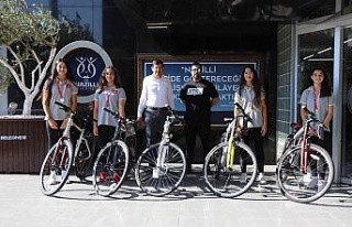 Başkan Özcan şampiyon kızların isteklerini yerine...