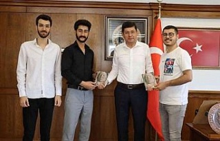 Duyarlı gençler projelerini Başkan Özcan ile paylaştı