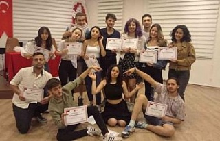 Efeler’in tiyatro öğrencileri sertifikalarını...
