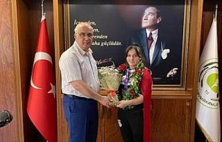 Kaymakam Arısoy başarılı sporcu Gerçekden ile...