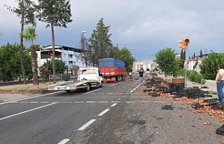 Kaza yapıp kaçtı, yola savrulan şeftaliler sürücülere...