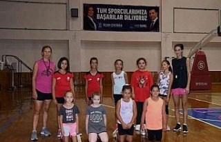 Kuşadalı minikler yaz tatilinde sporsuz kalmayacak