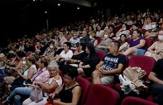 Kuşadası Belediyesi tiyatroseverleri oyunlar ile...