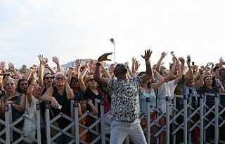 Kuşadası Sokak Festivali yoğun ilgi görüyor
