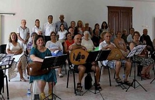 Kuşadası’nda emekli yazlıkçılar müzik aşkıyla...