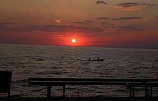 Kuşadası’nda gün batımı mest ediyor