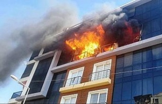 Kuşadası’nda yangın daireyi küle çevirdi