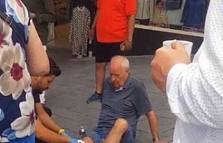 Kuşadası’nda yolda düşen turiste motorize ambulans...