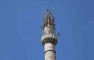 Minare tepesinde tehlikeli çalışma