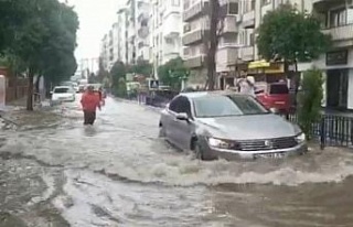 Nazilli’de sağanak yağış sokakları dereye çevirdi