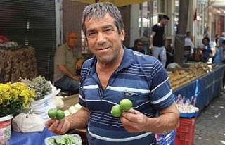 Pazar tezgahındaki ilekler, vatandaşların dikkatini...